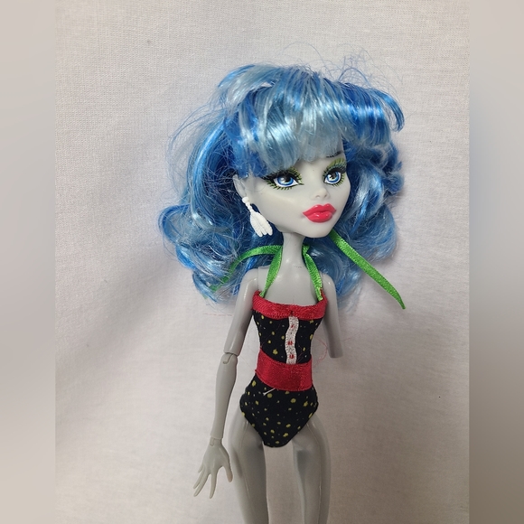 Monster High Doll Ghoulia Yelps Skull Shores (missing hand and forearm) 2012 - Picture 3 of 5